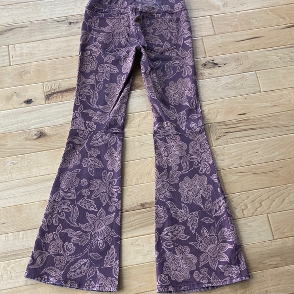 We The Free Mauve Floral Patterned Pull On Flare Jeans - Picture 4 of 5